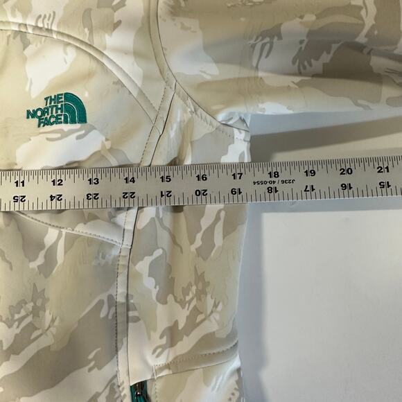 The North Face Women’s Light Weight jacket Small Windwall Camo - Picture 6 of 7